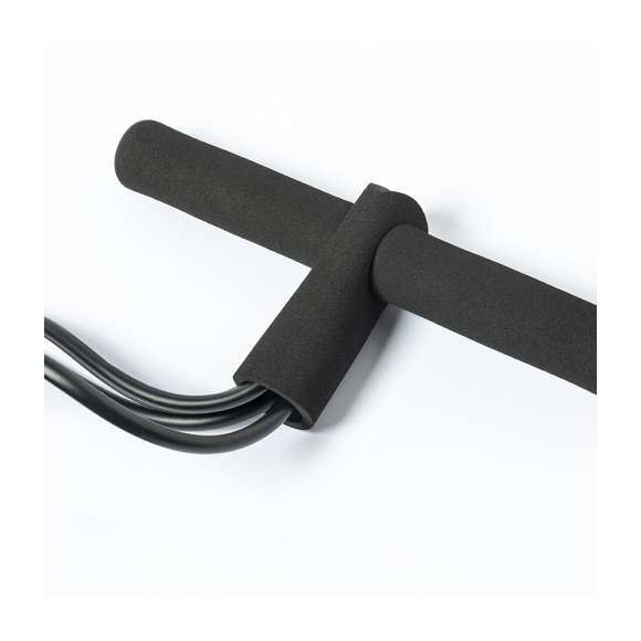 Cuerda de tensión para mantenerse en forma al aire libre o desde casa, diseñada para realizar una gran variedad de ejercicios. Fabricada en resistente combinación de ABS y EVA  con asas ergonómicas acolchadas en espuma y soportes para pies recubiertos en EVA, con calapiés de seguridad. De resistencia media y con folleto de ejercicios. Presentada en funda a juego de poliéster RPET, elaborada a partir de plástico reciclado para así fomentar la reutilización de residuos plásticos y contribuir a la sostenibilidad del planeta. Etiqueta RPET distintiva en funda.