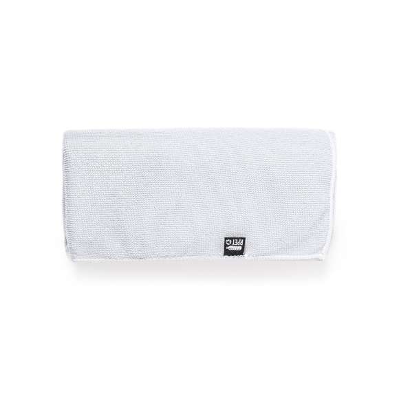  	Toalla absorbente de línea nature. Fabricada en RPET de 160g/m2, elaborado a partir de plástico reciclado para así fomentar la reutilización de residuos plásticos y contribuir a la sostenibilidad del planeta. Tamaño 50x100 cm, presentada en funda individual de redecilla RPET con parte trasera lisa y disponible en variada gama de colores. Con distintivo RPET en etiqueta.