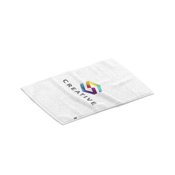  	Toalla absorbente de línea nature. Fabricada en RPET de 160g/m2, elaborado a partir de plástico reciclado para así fomentar la reutilización de residuos plásticos y contribuir a la sostenibilidad del planeta. Tamaño 50x100 cm, presentada en funda individual de redecilla RPET con parte trasera lisa y disponible en variada gama de colores. Con distintivo RPET en etiqueta.