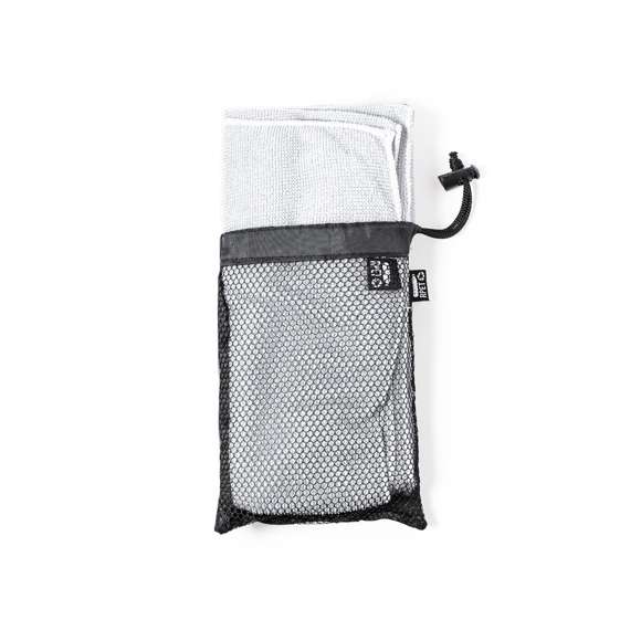  	Toalla absorbente de línea nature. Fabricada en RPET de 160g/m2, elaborado a partir de plástico reciclado para así fomentar la reutilización de residuos plásticos y contribuir a la sostenibilidad del planeta. Tamaño 50x100 cm, presentada en funda individual de redecilla RPET con parte trasera lisa y disponible en variada gama de colores. Con distintivo RPET en etiqueta.