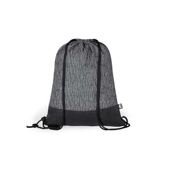 Mochila de cuerdas reflectante de línea nature en resistente poliéster 600D RPET, elaborado a partir de plástico reciclado, para así fomentar la reutilización de residuos plásticos y ayudar a la sostenibilidad del planeta.  En elegante combinación de colores negro y gris, con cuerdas autocierre en negro. Etiqueta distintiva RPET. Fabricada empleando filamentos con gran capacidad para reflejar intensamente la luz, gracias a millones de pigmentos reflectantes y basándose en el principio de la retro-reflexión de la luz, una propiedad de visibilidad nocturna que consiste en la refracción de la luz hacia la fuente de origen de la misma.