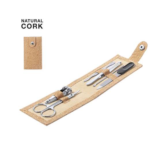 Set de manicura de línea nature con funda fabricada en corcho, para así fomentar la utilización de materias primas naturales y reducir las emisiones contaminantes. Incluye 6 accesorios de acero inox: tijeras, pinzas, cortaúñas, lima y 2 quitacutículas. Soportes interiores para accesorios y cierre de corchete. Totalmente desplegable para fácil marcaje.