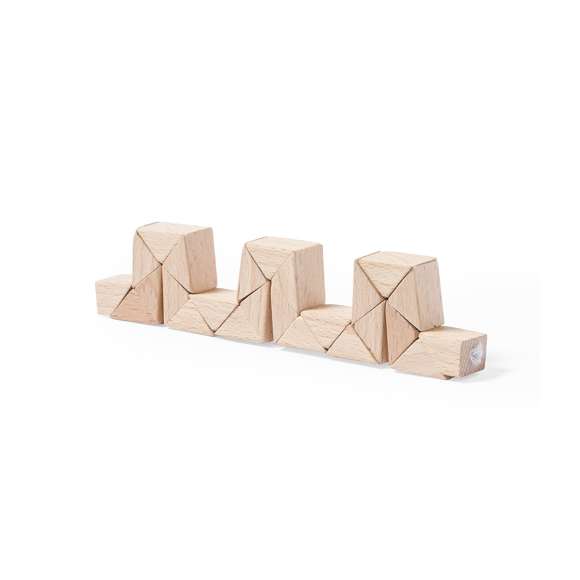 Juego de habilidad para los más creativos. Fabricado en madera y presentado en resistente funda de algodón natural con cierre de cordón.