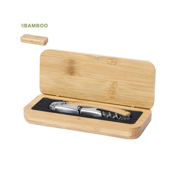 Sacacorchos de línea nature con abridor de botellas y cortacápsulas. Fabricado en combinación de de bambú y metal, combinando materiales naturales con materiales duraderos. Presentado en estuche individual de bambú pulido, con interior en EVA troquelada y en atractiva caja individual de diseño eco.