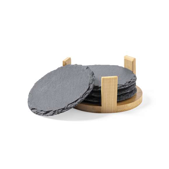 Set de 4posavasos fabricados en pizarra natural, con soporte de bambú. Presentada en atractiva caja individual de diseño acabado kraft.