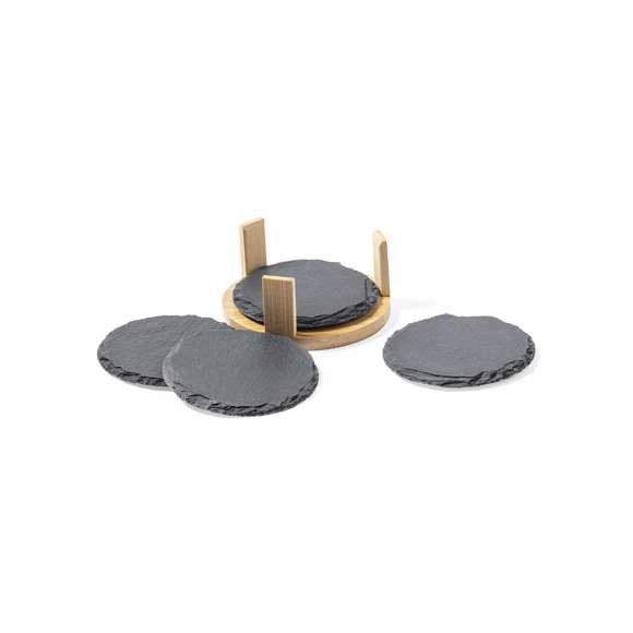 Set de 4posavasos fabricados en pizarra natural, con soporte de bambú. Presentada en atractiva caja individual de diseño acabado kraft.