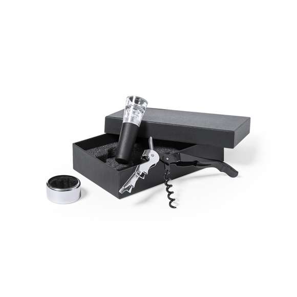Completo set de vinos de sobrio acabado negro, presentado en estuche individual con interior troquelado de espuma y funda de protección en blanco. Incluye recogegotas, sacacorchos en acero inox y tapón bomba de vacío.
