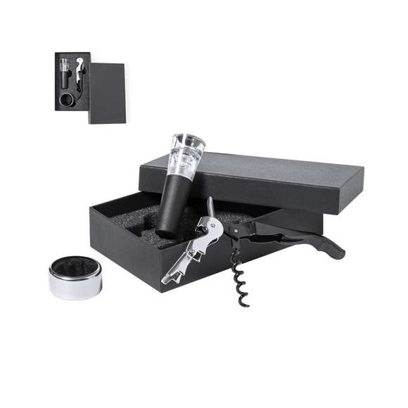 Completo set de vinos de sobrio acabado negro, presentado en estuche individual con interior troquelado de espuma y funda de protección en blanco. Incluye recogegotas, sacacorchos en acero inox y tapón bomba de vacío.