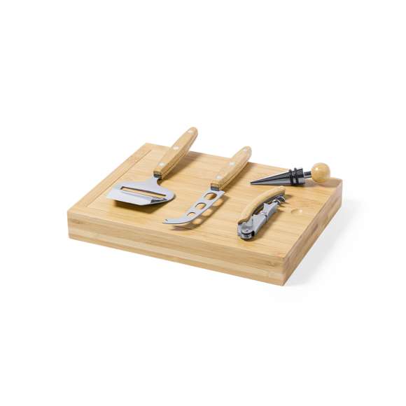 Completo set de vinos y quesos de 4 piezas. Fabricado en bambú, con tapa-tabla de corte y accesorios metálicos con mango de bambú. Incluye sacacorchos, tapón, cuchillo y rallador de queso. Presentado en caja individual de diseño eco.