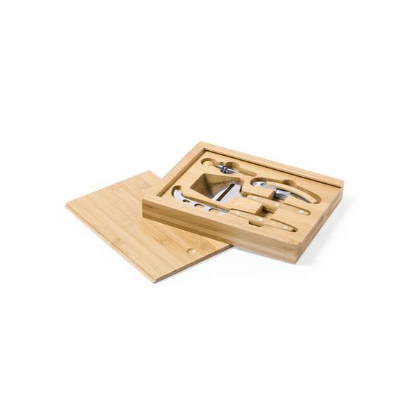 Completo set de vinos y quesos de 4 piezas. Fabricado en bambú, con tapa-tabla de corte y accesorios metálicos con mango de bambú. Incluye sacacorchos, tapón, cuchillo y rallador de queso. Presentado en caja individual de diseño eco.
