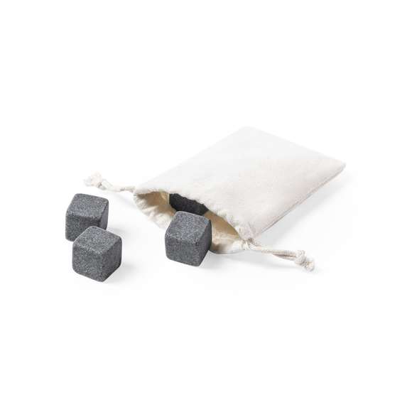 Set de 4 cubitos reutilizables. Fabricados en piedra natural esteatita, también conocida como piedra o roca de jabón, que mantiene la bebida fría sin alterar sus propiedades al no diluir su contenido en agua, además de mantener el sabor original de la misma. Presentados en funda de algodón con cordón de cierre.