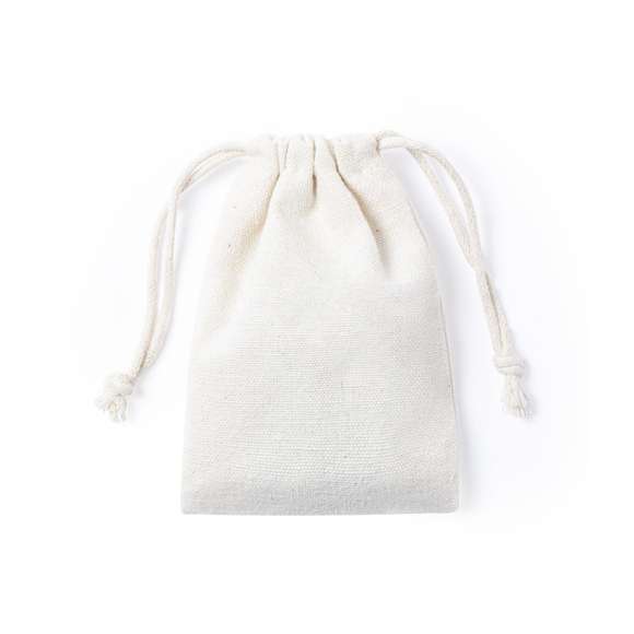 Set de 4 cubitos reutilizables. Fabricados en piedra natural esteatita, también conocida como piedra o roca de jabón, que mantiene la bebida fría sin alterar sus propiedades al no diluir su contenido en agua, además de mantener el sabor original de la misma. Presentados en funda de algodón con cordón de cierre.