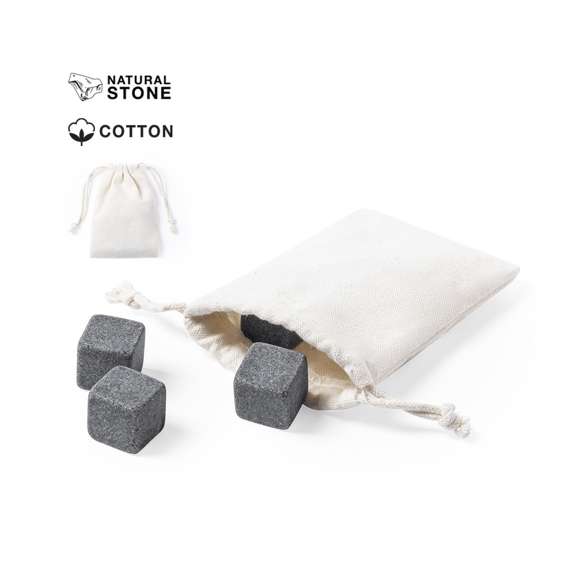 Set de 4 cubitos reutilizables. Fabricados en piedra natural esteatita, también conocida como piedra o roca de jabón, que mantiene la bebida fría sin alterar sus propiedades al no diluir su contenido en agua, además de mantener el sabor original de la misma. Presentados en funda de algodón con cordón de cierre.