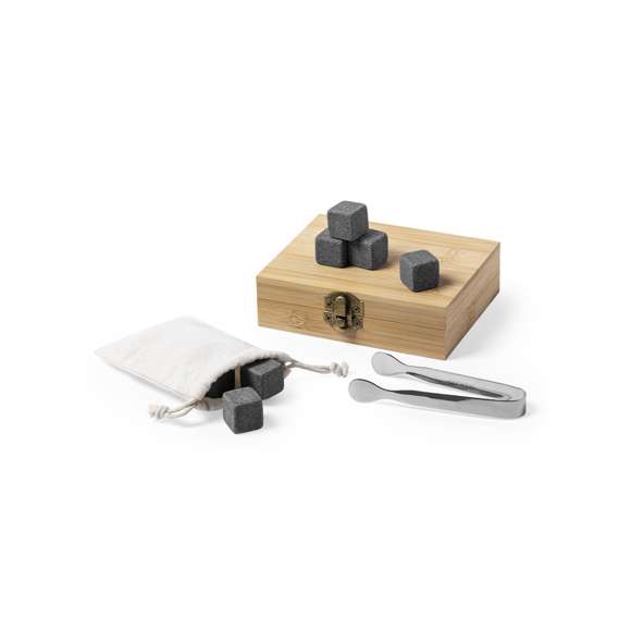 Set de 9 cubitos reutilizables. Fabricados en piedra natural esteatita, también conocida como piedra o roca de jabón, que mantiene la bebida fría sin alterar sus propiedades al no diluir su contenido en agua, además de mantener el sabor original de la misma. Incluye pinzas de acero inoxidable y funda de algodón. Presentado en estuche de bambú.