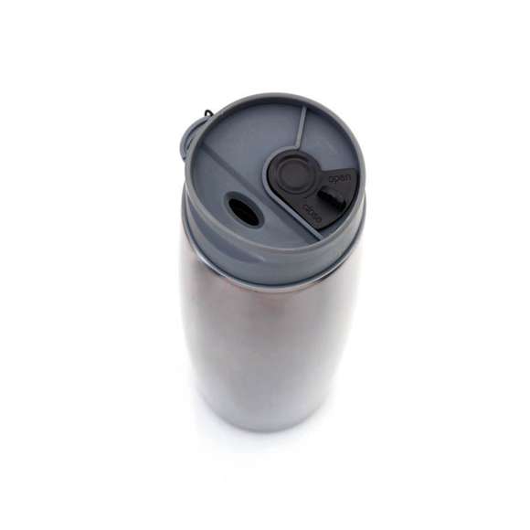 Bidón termo de Antonio Miró. En acero inox, de 500ml de capacidad con cuerpo metalizado en combinación con accesorios en sobrios colores. Con tapa dosificador de seguridad y presentada en caja individual con logotipo de la marca. Disponible manual de instrucciones en español e inglés.