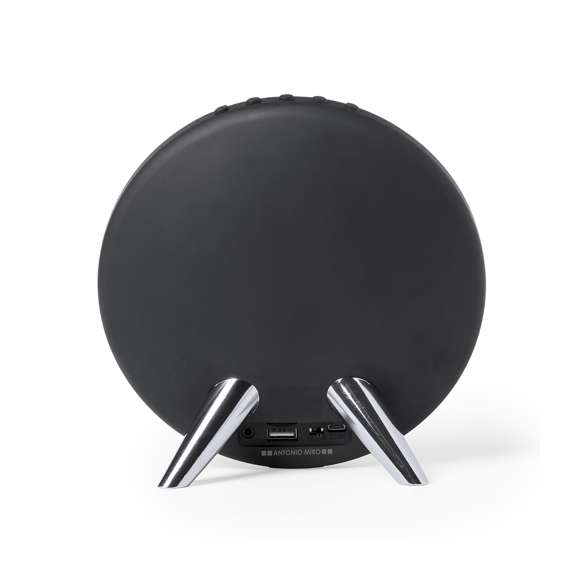 Altavoz de conexión Bluetooth® en elegante acabado de color negro con accesorioss en plateado y original diseño circular. Ofrece 8W de potencia, tiene función de manos libres, una ranura para tarjetas micro SD de hasta 32 GB de capacidad y entrada auxiliar de línea mediante conexión jack de 3,5mm. Compatible con iOS y Android, incluye cable de carga mini USB, cable auxiliar jack de 3,5mm y viene presentado en atractiva caja de diseño. Con soportes de goma antideslizantes en la base.