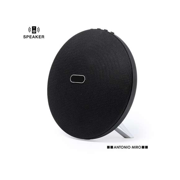 Altavoz de conexión Bluetooth® en elegante acabado de color negro con accesorioss en plateado y original diseño circular. Ofrece 8W de potencia, tiene función de manos libres, una ranura para tarjetas micro SD de hasta 32 GB de capacidad y entrada auxiliar de línea mediante conexión jack de 3,5mm. Compatible con iOS y Android, incluye cable de carga mini USB, cable auxiliar jack de 3,5mm y viene presentado en atractiva caja de diseño. Con soportes de goma antideslizantes en la base.