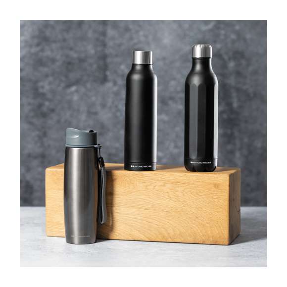 Termo en acero inox de Antonio Miró. De 500ml de capacidad y con doble pared para mejor y más duradera conservación de la temperatura. De sobrio acabado en negro satinado, logotipo de la marca en la base y con tapón cromado a rosca. Presentado en atractiva caja de diseño con logotipo de la marca.