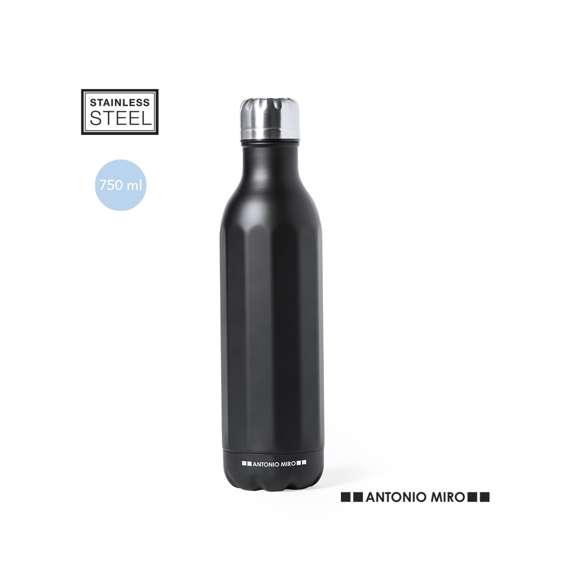 Bidón en acero inox de Antonio Miró. De 750ml de capacidad y sobrio acabado en negro satinado, con cuerpo prisma y logotipo de la marca en la base. Con tapón cromado a rosca y presentado en atractiva caja de diseño con logotipo de la marca.