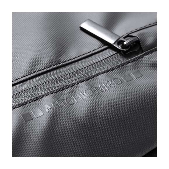 Mochila de Antonio Miró de calidad premium en resistente poliéster 600D de sobrio diseño en color negro. Con cierre de cremallera, bolsillo frontal y asa reforzada metálica. Con acolchado ergonómico en espalda y cintas de hombros, incluye compartimento interior acolchado para portátil de hasta 15 pulgadas y para tablets de hasta 10 pulgadas. Fundas interiores para bolígrafos y smartphone. Con logotipo de la marca en frontal.