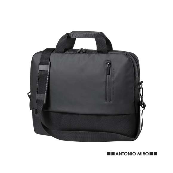 Maletín de Antonio Miró de calidad premium en resistente poliéster 600D. De sobrio diseño y con compartimento acolchado para portátil de hasta 15 pulgadas. Con cómoda asa de transporte reforzada, cierres de cremallera con tiradores metálicos y bolsillo frontal. Logotipo de la marca en frontal.