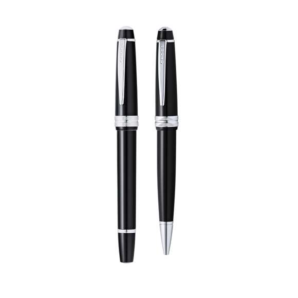 Set de bolígrafo y roller de Cross modelo Bailey Light, que combina una resina de alto brillo con acabados metálicos de cromo pulido. De cartucho jumbo y en tinta negra. Presentado en elegante estuche individual de color negro con logotipo de la marca, e interior en suave antelina.