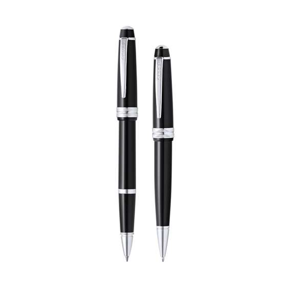 Set de bolígrafo y roller de Cross modelo Bailey Light, que combina una resina de alto brillo con acabados metálicos de cromo pulido. De cartucho jumbo y en tinta negra. Presentado en elegante estuche individual de color negro con logotipo de la marca, e interior en suave antelina.