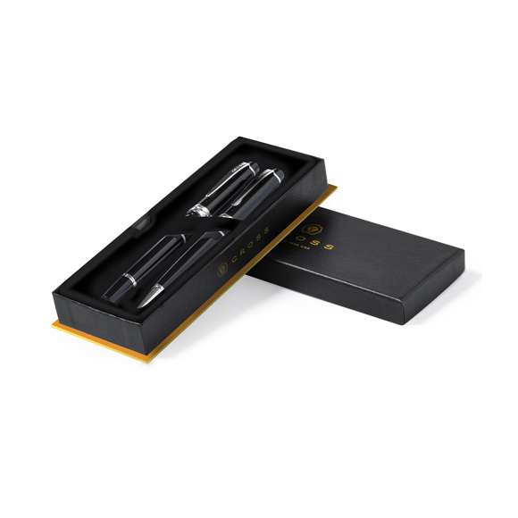 Set de bolígrafo y roller de Cross modelo Bailey Light, que combina una resina de alto brillo con acabados metálicos de cromo pulido. De cartucho jumbo y en tinta negra. Presentado en elegante estuche individual de color negro con logotipo de la marca, e interior en suave antelina.