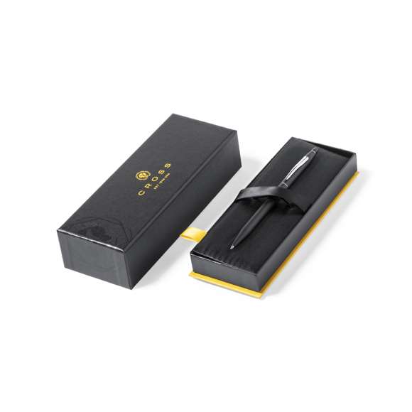 Bolígrafo de Cross modelo Classik Click, que combina la silueta más icónica de Cross con un mecanismo clic rápido y retráctil y un cuerpo metálico en suave acabado. De cartucho jumbo y en tinta negra. Presentado en elegante estuche individual de color negro con logotipo de la marca, e interior en suave antelina a juego.