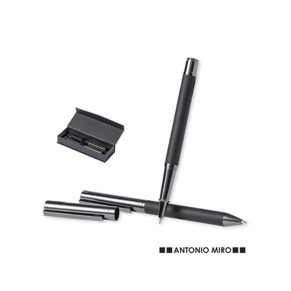 Set de bolígrafo y roller de Antonio Miró. Incluye: Bolígrafo metálico con cuerpo en negro mate. Detalles y capucha en cromado con logotipo de la marca  cartucho jumbo y en tinta azul.Roller metálico con cuerpo en negro mate. Detalles y capucha en cromado con logotipo de la marca. Cartucho jumbo y en tinta azul.Presentado en elegante y resistente estuche individual negro con logotipo Antonio Miró, cierre magnético y funda de protección a juego.