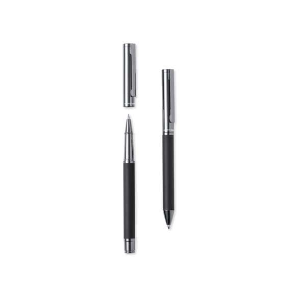 Set de bolígrafo y roller de Antonio Miró. Incluye: Bolígrafo metálico con cuerpo en negro mate. Detalles y capucha en cromado con logotipo de la marca  cartucho jumbo y en tinta azul.Roller metálico con cuerpo en negro mate. Detalles y capucha en cromado con logotipo de la marca. Cartucho jumbo y en tinta azul.Presentado en elegante y resistente estuche individual negro con logotipo Antonio Miró, cierre magnético y funda de protección a juego.