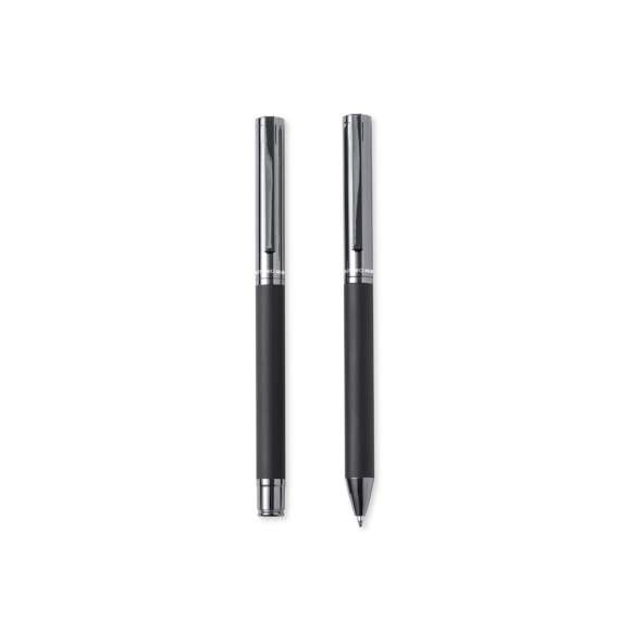 Set de bolígrafo y roller de Antonio Miró. Incluye: Bolígrafo metálico con cuerpo en negro mate. Detalles y capucha en cromado con logotipo de la marca  cartucho jumbo y en tinta azul.Roller metálico con cuerpo en negro mate. Detalles y capucha en cromado con logotipo de la marca. Cartucho jumbo y en tinta azul.Presentado en elegante y resistente estuche individual negro con logotipo Antonio Miró, cierre magnético y funda de protección a juego.