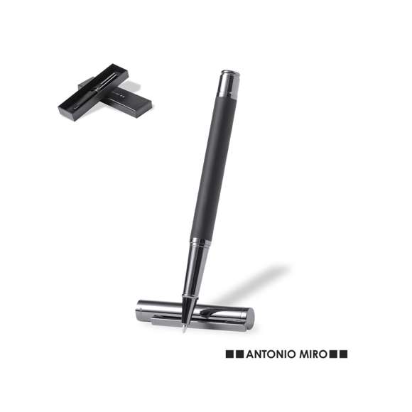 Roller de Antonio Miró fabricado en metal, con cuerpo en negro mate. Detalles y capucha en cromado con logotipo de la marca. De cartucho jumbo y en tinta azul. Presentado en elegante y resistente caja individual negra con logotipo Antonio Miró y funda a juego.