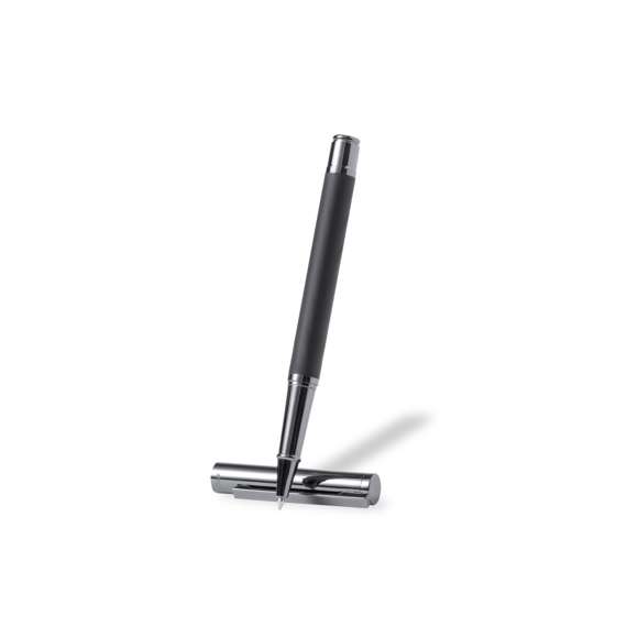 Roller de Antonio Miró fabricado en metal, con cuerpo en negro mate. Detalles y capucha en cromado con logotipo de la marca. De cartucho jumbo y en tinta azul. Presentado en elegante y resistente caja individual negra con logotipo Antonio Miró y funda a juego.