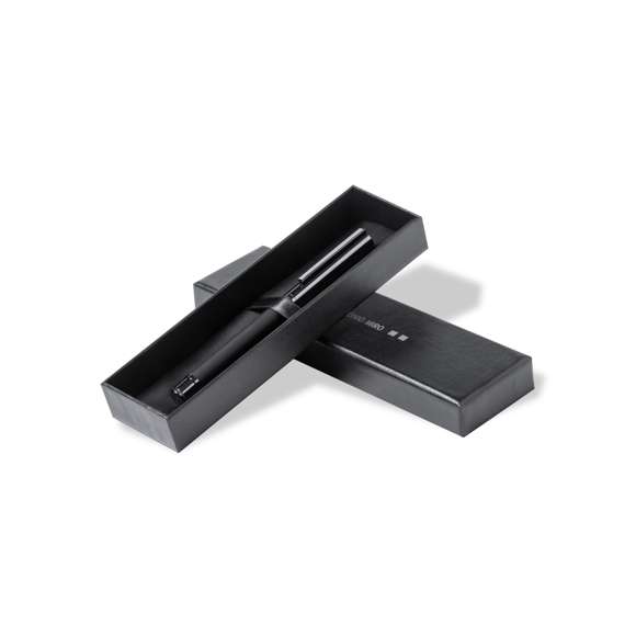 Roller de Antonio Miró fabricado en metal, con cuerpo en negro mate. Detalles y capucha en cromado con logotipo de la marca. De cartucho jumbo y en tinta azul. Presentado en elegante y resistente caja individual negra con logotipo Antonio Miró y funda a juego.