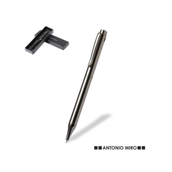 Bolígrafo de Antonio Miró fabricado en metal de acabado brillante, con logotipo de la marca en cuerpo y disponible en variada gama de colores. Con mecanismo giratorio y en tinta azul. Presentado en elegante y resistente caja individual negra con logotipo Antonio Miró y funda a juego.