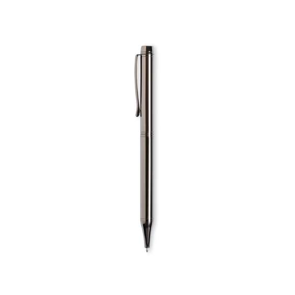Bolígrafo de Antonio Miró fabricado en metal de acabado brillante, con logotipo de la marca en cuerpo y disponible en variada gama de colores. Con mecanismo giratorio y en tinta azul. Presentado en elegante y resistente caja individual negra con logotipo Antonio Miró y funda a juego.