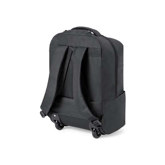 Mochila trolley de Antonio Miró, fabricada en resistente poliéster 300D con acabados en negro. Compartimento principal y bolsillo exterior con cierre de cremallera a juego, asa de transporte acolchada y bolsillos laterales  con logotipo de la marca en un lado. Compartimento interior acolchado para ordenador portátil de hasta 15 pulgadas y bolsillo para tablet de hasta 11 pulgadas. Cintas para hombros acolchadas y ajustables.