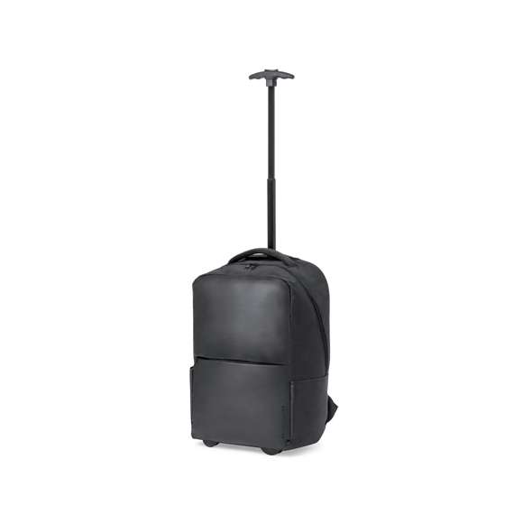 Mochila trolley de Antonio Miró, fabricada en resistente poliéster 300D con acabados en negro. Compartimento principal y bolsillo exterior con cierre de cremallera a juego, asa de transporte acolchada y bolsillos laterales  con logotipo de la marca en un lado. Compartimento interior acolchado para ordenador portátil de hasta 15 pulgadas y bolsillo para tablet de hasta 11 pulgadas. Cintas para hombros acolchadas y ajustables.