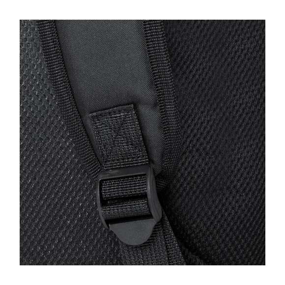 Mochila de Antonio Miró, fabricada en resistente poliéster 300D con acabados en negro. Compartimento principal y bolsillos exteriores con cierre de cremallera a juego  asa de transporte y bolsillos laterales. Cintas de ajuste laterales con cierre de hebilla y logotipo de la marca en la base. Compartimentos interiores acolchados para ordenador portátil de hasta 17 pulgadas y tablet de hasta 10 pulgadas. Parte trasera acolchada y cintas para hombros ajustables y acolchadas  con accesorio de ajuste en la parte trasera para barra de trolley.