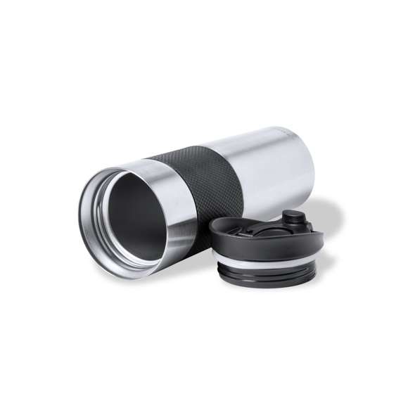 Vaso térmico de sobremesa de Antonio Miró. Fabricado en acero inox de doble pared y 450ml de capacidad. Acabado mate, con elegante tira central y logotipo de la marca en parte inferior. Dosificafor en tapa con abrefácil y libre de BPA. Presentado en elegante caja individual negra con logotipo Antonio Miró.