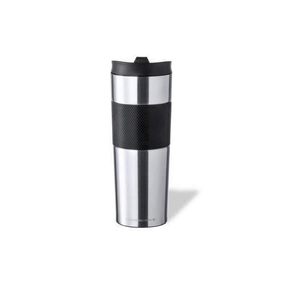 Vaso térmico de sobremesa de Antonio Miró. Fabricado en acero inox de doble pared y 450ml de capacidad. Acabado mate, con elegante tira central y logotipo de la marca en parte inferior. Dosificafor en tapa con abrefácil y libre de BPA. Presentado en elegante caja individual negra con logotipo Antonio Miró.