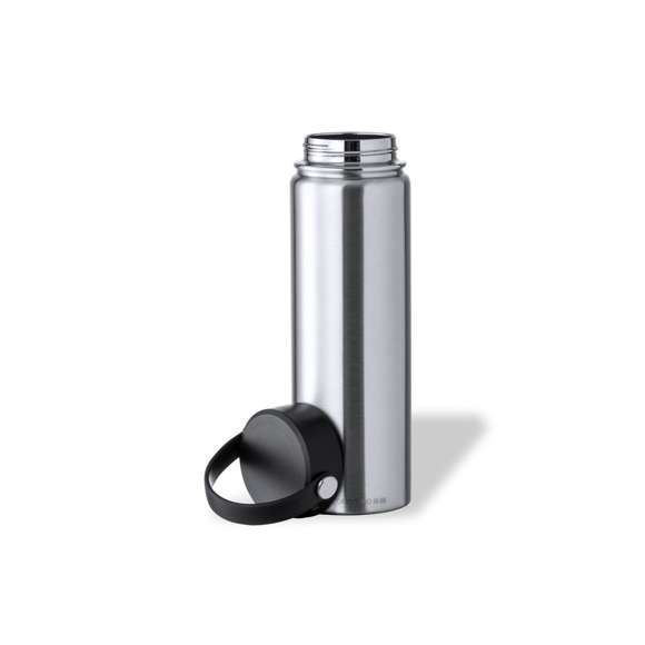 Bidón térmico de Antonio Miró y 650 ml de capacidad. Fabricado en acero inox de doble pared y acabado satinado. Con tapón a rosca en negro y cinta de transporte a juego en silicona. Con logotipo Antonio Miró en cuerpo y presentado en caja individual negra con logotipo de la marca.Disponible manual de instrucciones en español e inglés.