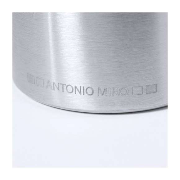 Bidón térmico de Antonio Miró y 650 ml de capacidad. Fabricado en acero inox de doble pared y acabado satinado. Con tapón a rosca en negro y cinta de transporte a juego en silicona. Con logotipo Antonio Miró en cuerpo y presentado en caja individual negra con logotipo de la marca.Disponible manual de instrucciones en español e inglés.