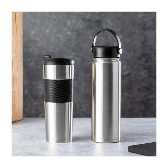 Bidón térmico de Antonio Miró y 650 ml de capacidad. Fabricado en acero inox de doble pared y acabado satinado. Con tapón a rosca en negro y cinta de transporte a juego en silicona. Con logotipo Antonio Miró en cuerpo y presentado en caja individual negra con logotipo de la marca.Disponible manual de instrucciones en español e inglés.