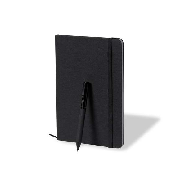 Set de bloc de notas y bolígrafo de Antonio Miró. Incluye:  Bloc de notas de elegante acabado en negro, fabricado en resistente poliéster 300D, con tapas rígidas y elástico de sujeción a juego. Interior con 100 hojas de disposición a una raya.  Bolígrafo metálico de mecanismo giratorio y en tinta azul. Con cuerpo y detalles en negro, clip metálico y logotipo de la marca.  Set presentado en elegante y resistente caja individual negra con logotipo Antonio Miró y funda de protección a juego.