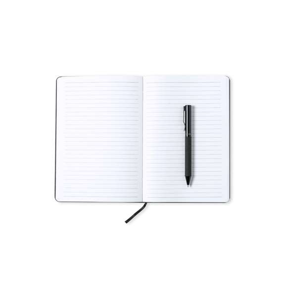 Set de bloc de notas y bolígrafo de Antonio Miró. Incluye:  Bloc de notas de elegante acabado en negro, fabricado en resistente poliéster 300D, con tapas rígidas y elástico de sujeción a juego. Interior con 100 hojas de disposición a una raya.  Bolígrafo metálico de mecanismo giratorio y en tinta azul. Con cuerpo y detalles en negro, clip metálico y logotipo de la marca.  Set presentado en elegante y resistente caja individual negra con logotipo Antonio Miró y funda de protección a juego.