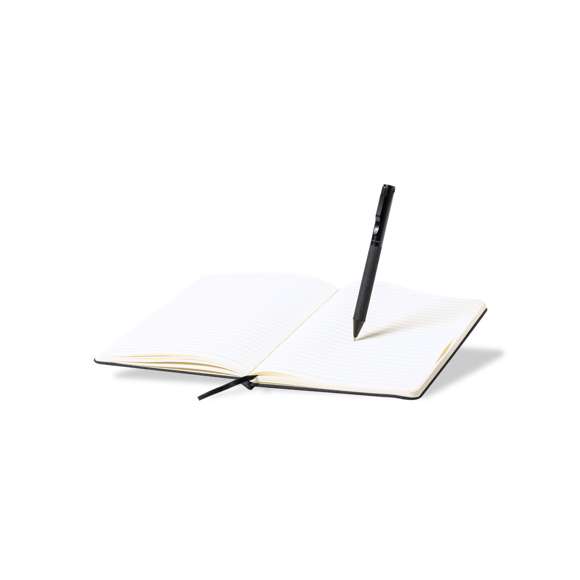 Set de bloc de notas y bolígrafo de Antonio Miró. Incluye:  Bloc de notas de elegante acabado en negro, fabricado en resistente poliéster 300D, con tapas rígidas y elástico de sujeción a juego. Interior con 100 hojas de disposición a una raya.  Bolígrafo metálico de mecanismo giratorio y en tinta azul. Con cuerpo y detalles en negro, clip metálico y logotipo de la marca.  Set presentado en elegante y resistente caja individual negra con logotipo Antonio Miró y funda de protección a juego.