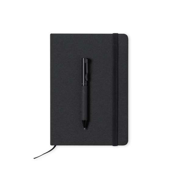 Set de bloc de notas y bolígrafo de Antonio Miró. Incluye:  Bloc de notas de elegante acabado en negro, fabricado en resistente poliéster 300D, con tapas rígidas y elástico de sujeción a juego. Interior con 100 hojas de disposición a una raya.  Bolígrafo metálico de mecanismo giratorio y en tinta azul. Con cuerpo y detalles en negro, clip metálico y logotipo de la marca.  Set presentado en elegante y resistente caja individual negra con logotipo Antonio Miró y funda de protección a juego.