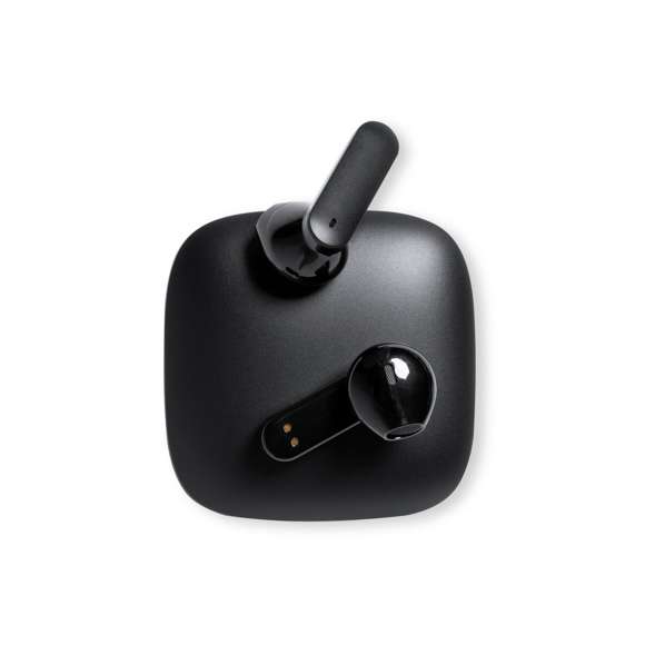 Auriculares intraurales Bluetooth de Antonio Miró, de diseño y en elegante acabado negro mate. Conexión Bluetooth® 5.0, con batería integrada de litio de 30 mAh en cada auricular. Diseño ergonómico, con botón de control táctil en el auricular y función manos libres. Base de carga a juego con logotipo de la marca, de 300 mAh de capacidad y con indicador LED de estado de carga. Cable de carga Tipo C a juego incluido y presentados en caja individual negra con logotipo Antonio Miró. Disponible manual de instrucciones en español e inglés.
